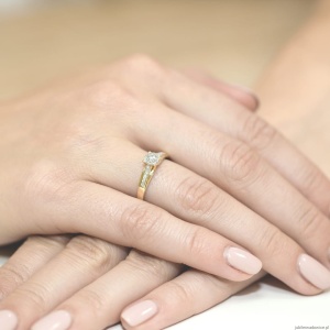 Pierścionek W034 Diament 0,04ct żółte złoto