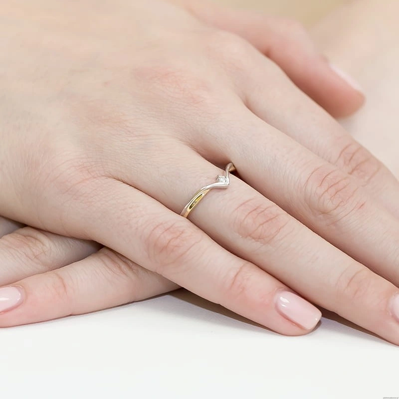 Pierścionek W051 Diament 0,04ct żółte złoto
