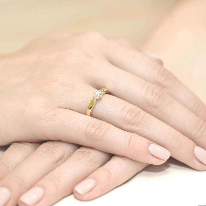 Pierścionek W061 Diament 0,10ct żółte złoto
