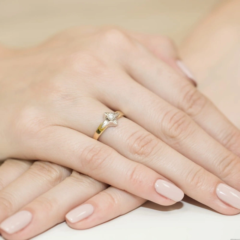 Pierścionek W155 Diament 0,12ct żółte złoto
