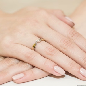 Pierścionek W208 Diament 0,08ct żółte złoto