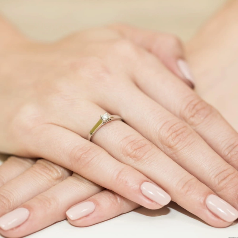 Pierścionek W221 Diament 0,08ct żółte złoto