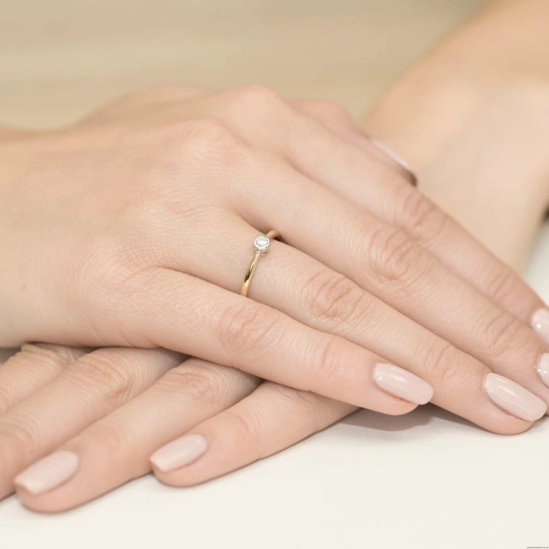 Pierścionek W224 Diament 0,08ct żółte złoto