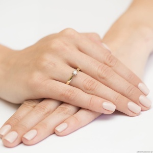 Pierścionek W228 Diament 0,15ct żółte złoto
