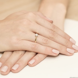 Pierścionek W299 Diament 0,12ct żółte złoto
