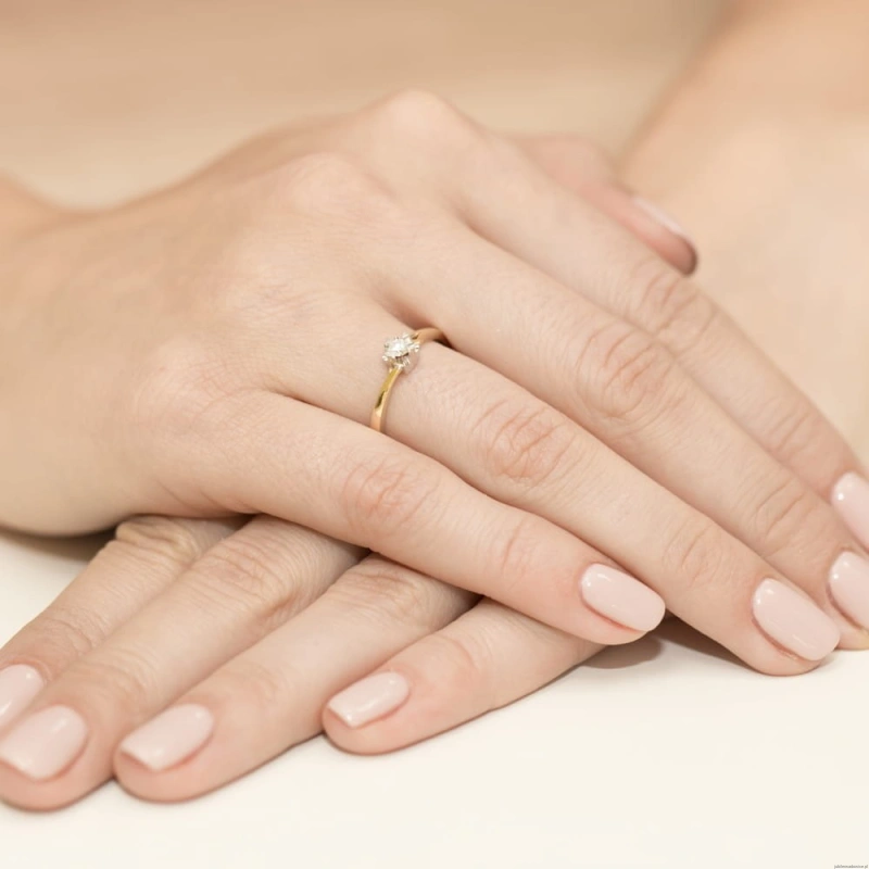 Pierścionek W318 Diament 0,10ct żółte złoto