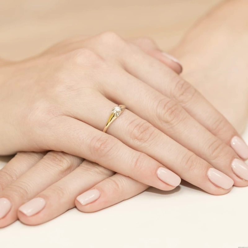 Pierścionek W331 Diament 0,10ct żółte złoto
