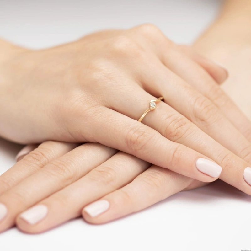 Pierścionek W332 Diament 0,09ct żółte złoto