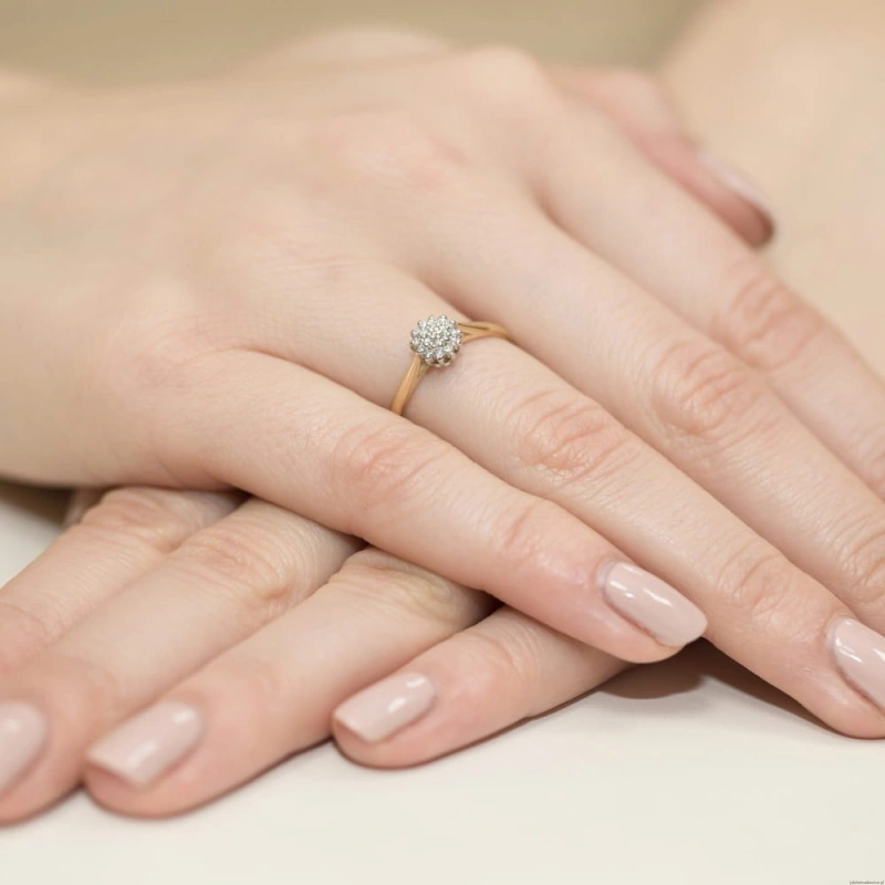 Pierścionek W401 z diamentami żółte złoto