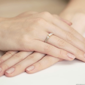 Pierścionek W411 Diament 0,10ct żółte złoto