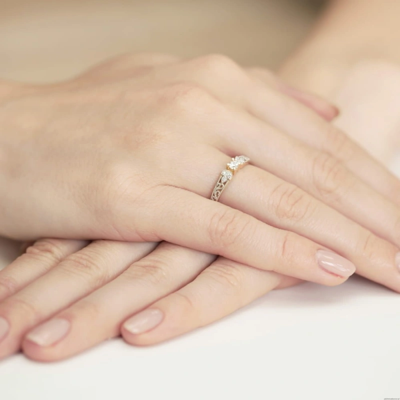 Pierścionek W411 Diament 0,10ct żółte złoto