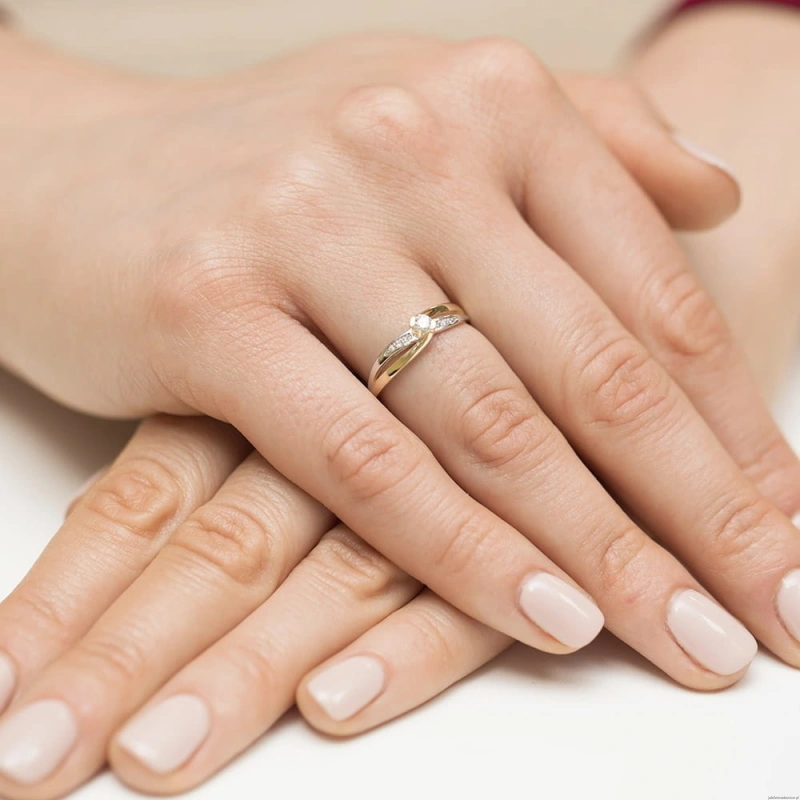 Pierścionek W415 Diament 0,10ct żółte złoto