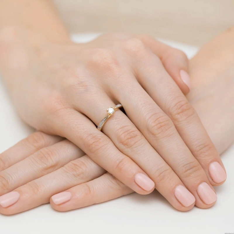 Pierścionek W453 Diament 0,15ct żółte złoto