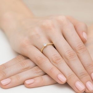 Pierścionek W461 Diament 0,08ct żółte złoto