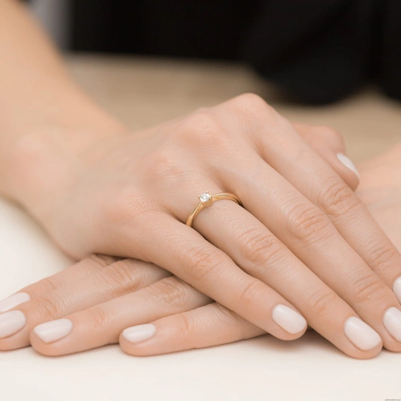 Pierścionek W463 Diament 0,02ct żółte złoto