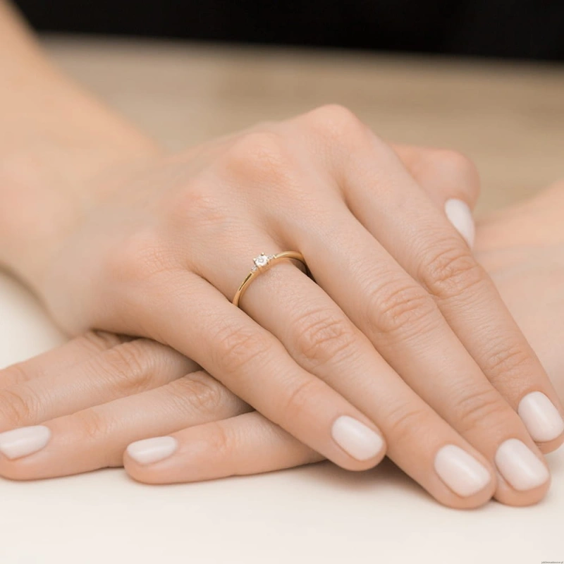 Pierścionek W0464 Diament 0,01ct żółte złoto