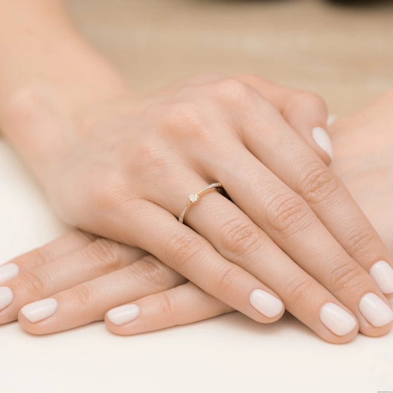 Pierścionek W465 Diament 0,01ct żółte złoto