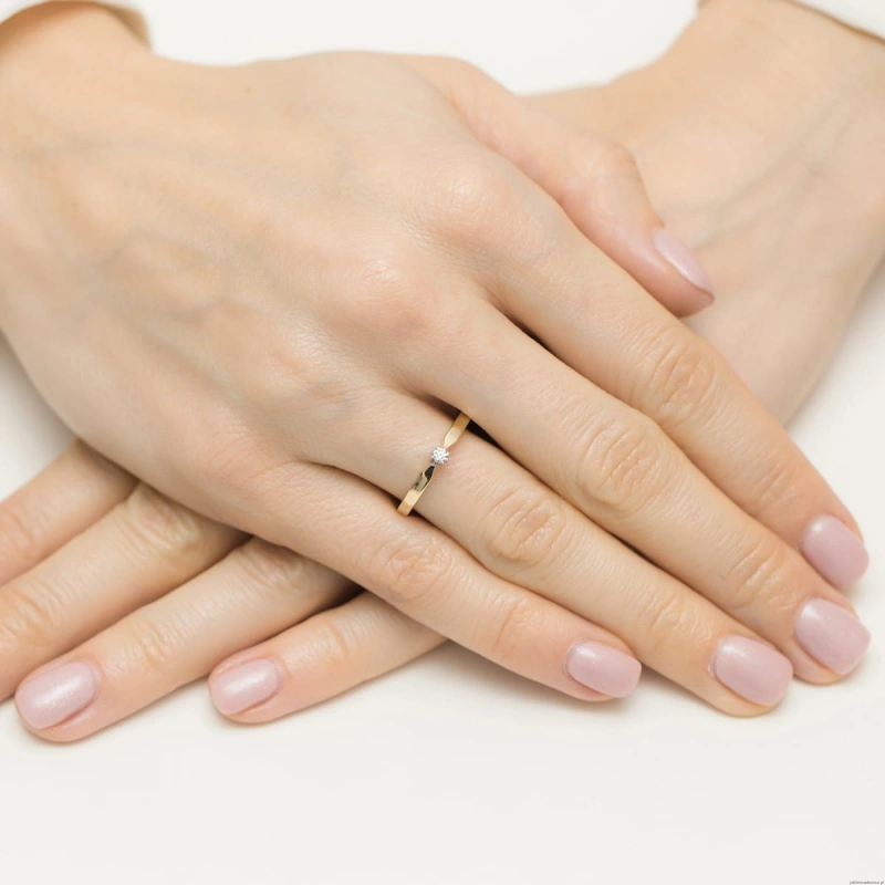 Pierścionek W561 Diament 0,04ct żółte złoto