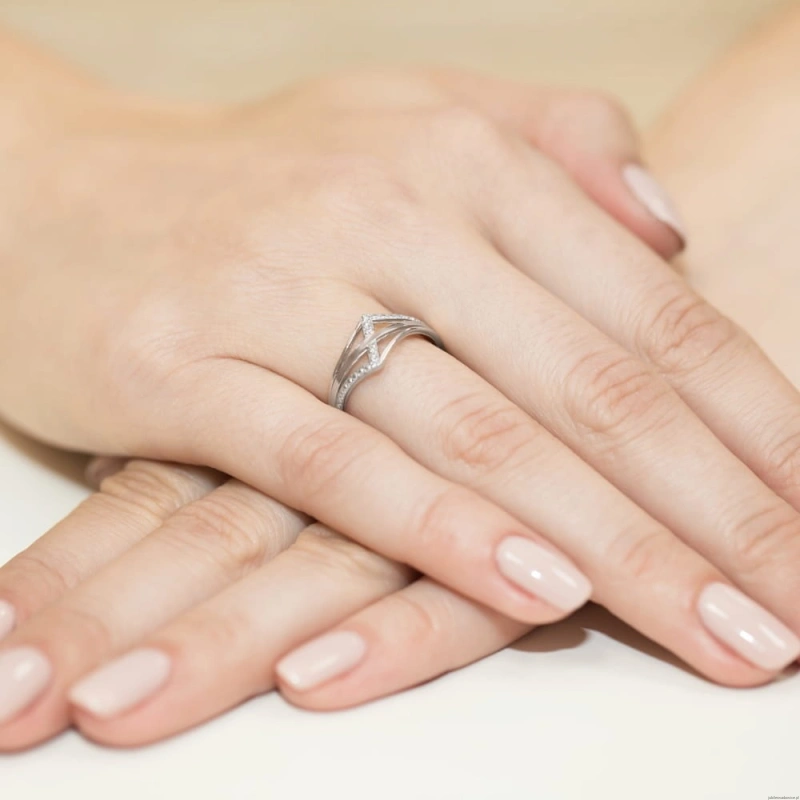 Pierścionek W114 z diamentami białe złoto