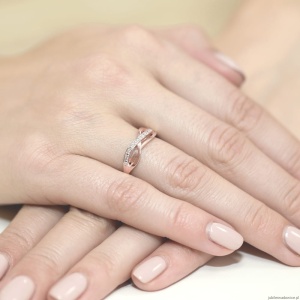 Pierścionek W090 z diamentami różowe złoto