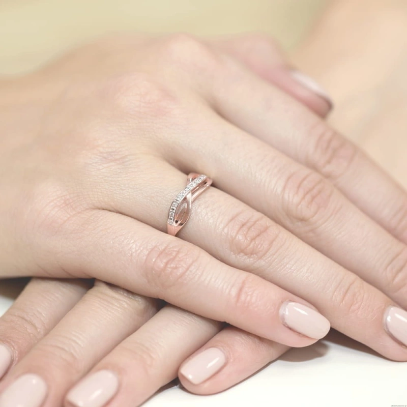 Pierścionek W090 z diamentami różowe złoto