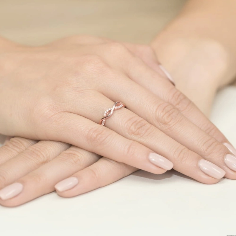 Pierścionek W096 z diamentami różowe złoto
