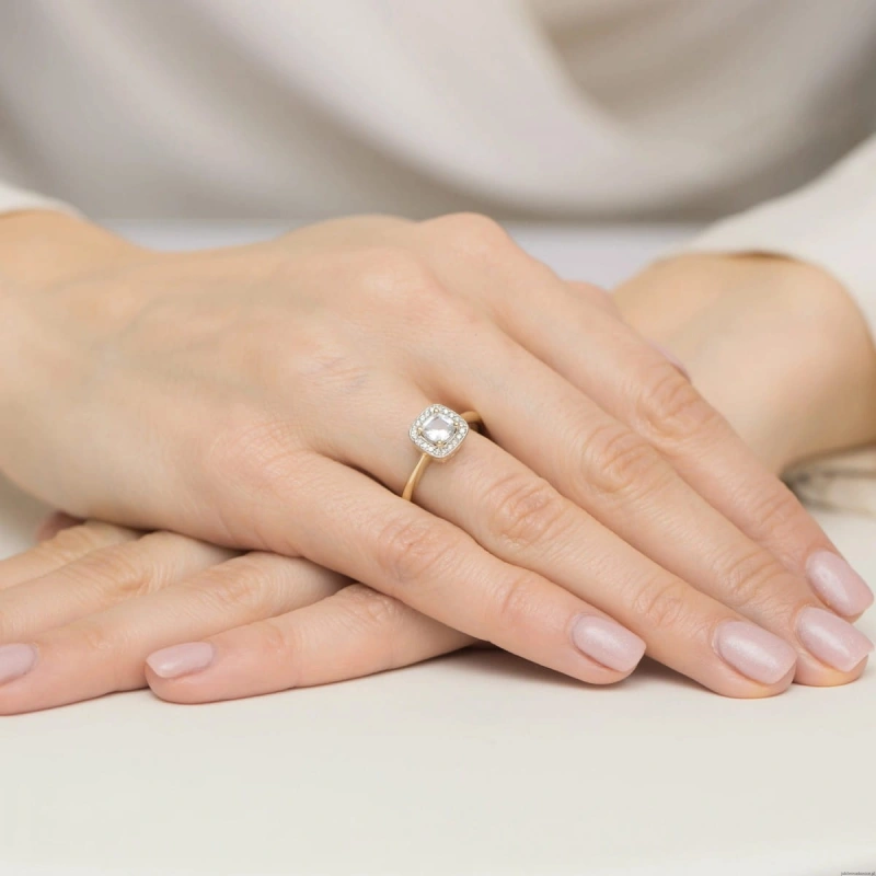 Pierścionek W514 Biały Szafir 0,70ct żółte złoto