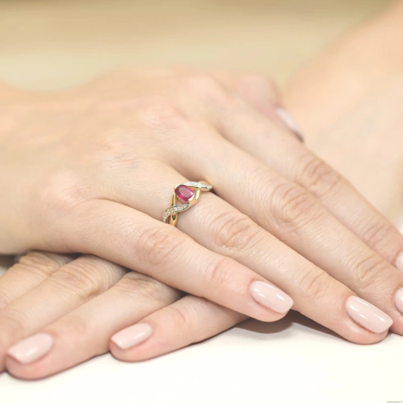 Pierścionek W028 Rubin 0,60ct żółte złoto
