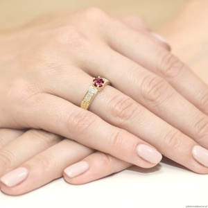 Pierścionek W075 Rubin 0,60ct żółte złoto