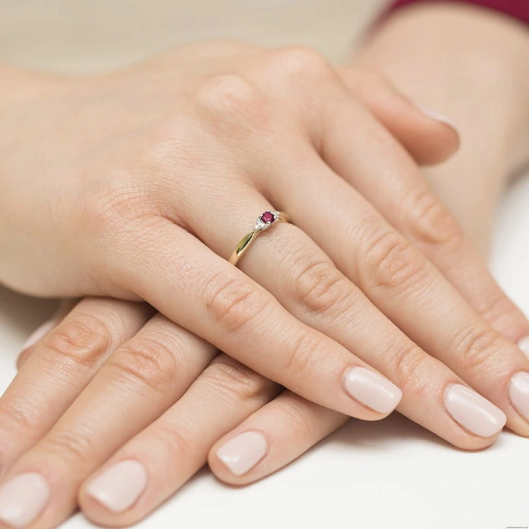 Pierścionek W428 Rubin 0,15ct żółte złoto
