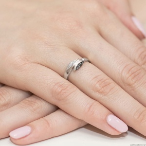 Pierścionek W107 z czarnymi diamentami białe złoto