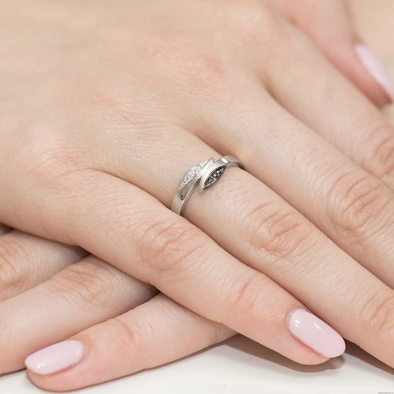 Pierścionek W107 z czarnymi diamentami białe złoto