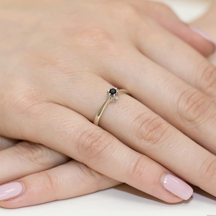 Pierścionek W111 Czarny Diament 0,12ct białe złoto