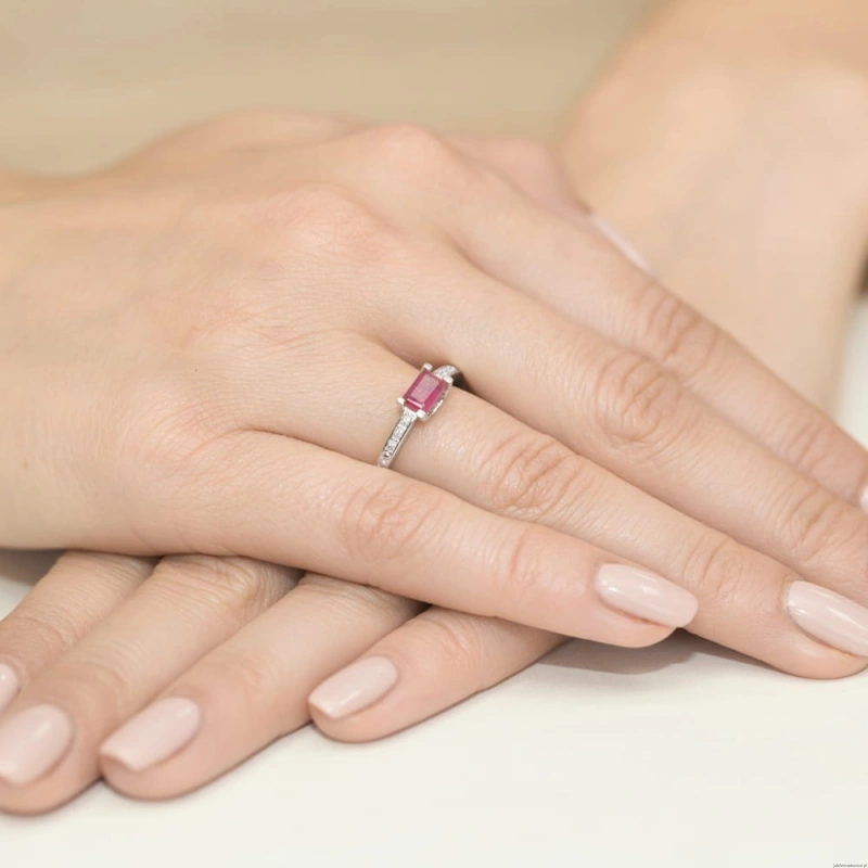 Pierścionek W105 Rubin 0,80ct białe złoto