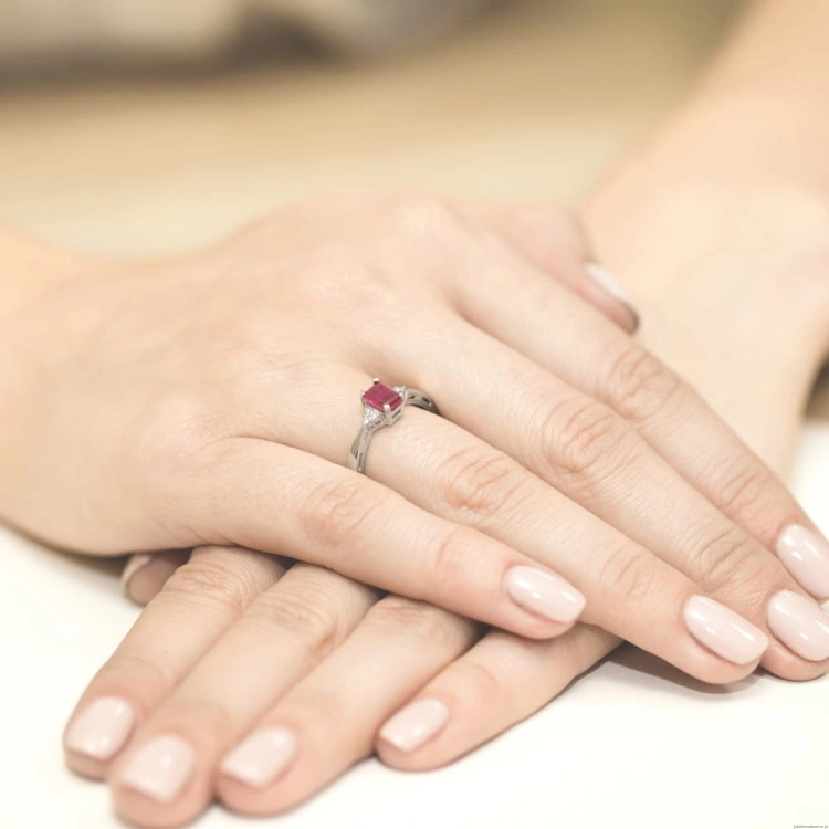 Pierścionek W002 Rubin 0,80ct białe złoto