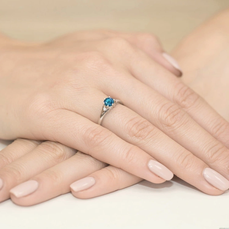 Pierścionek W0076 Topaz London Blue 0,50ct białe złoto
