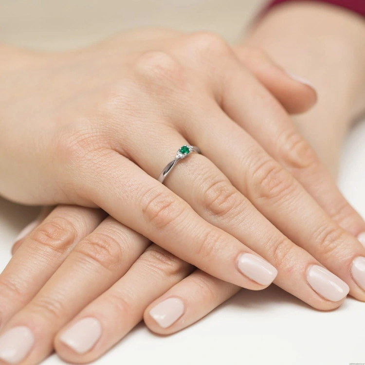 Pierścionek W428 Szmaragd 0,15ct białe złoto