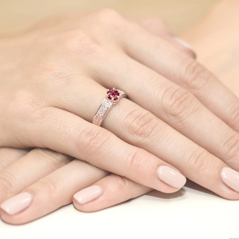 Pierścionek W075 Rubin 0,60ct różowe złoto
