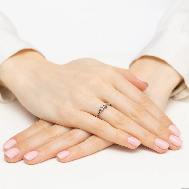 Pierścionek W528 z czarnymi diamentami różowe złoto