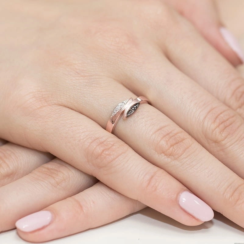 Pierścionek W107 z czarnymi diamentami różowe złoto
