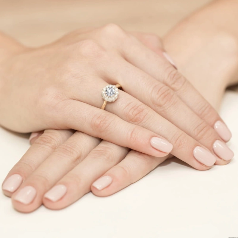 Pierścionek W284 Biały Szafir 0,60ct żółte złoto