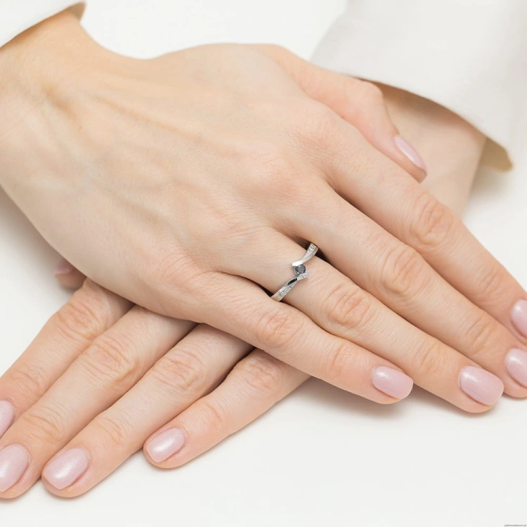 Pierścionek W0177 Czarny Diament 0,12ct białe złoto