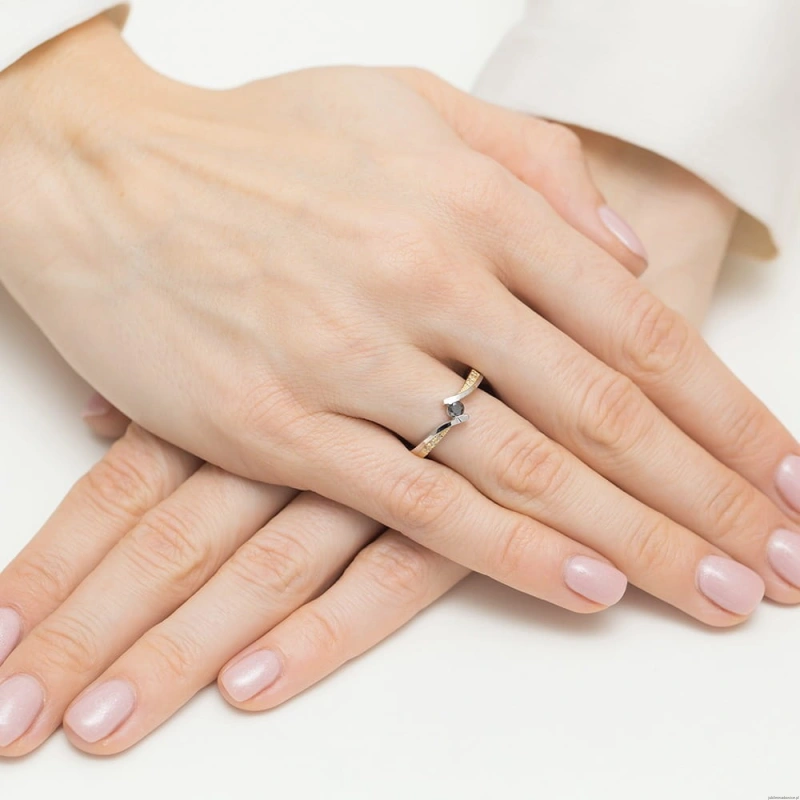 Pierścionek W0177 Czarny Diament 0,12ct żółte złoto