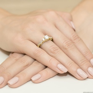 Pierścionek W023 Biały szafir 0,60ct żółte złoto