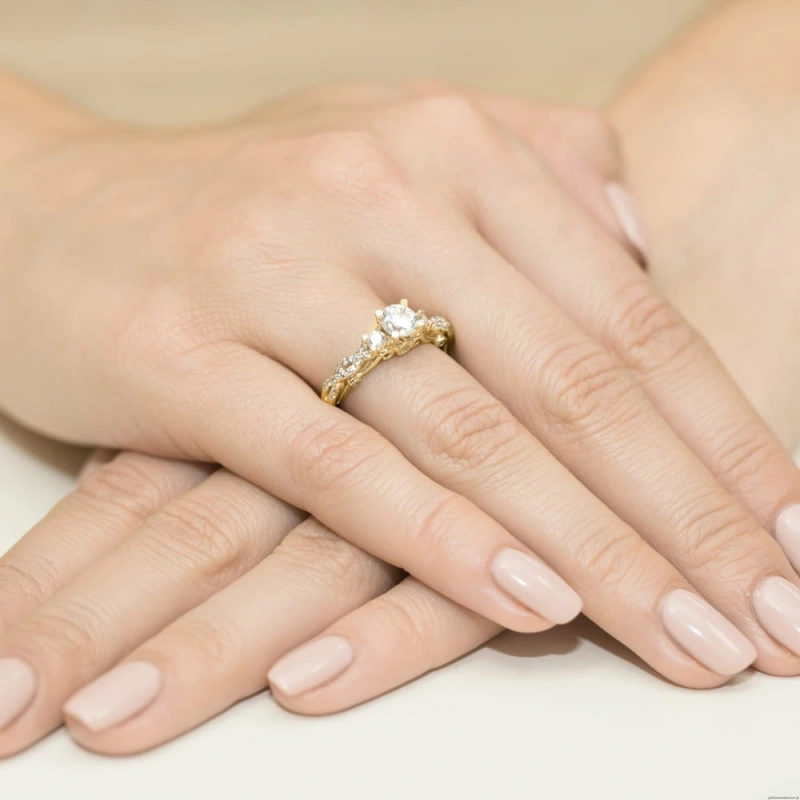 Pierścionek W023 Biały szafir 0,60ct żółte złoto