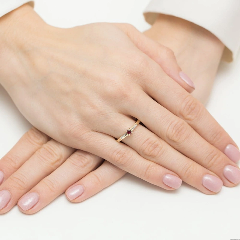 Pierścionek W0258 Rubin 0,15ct żółte złoto