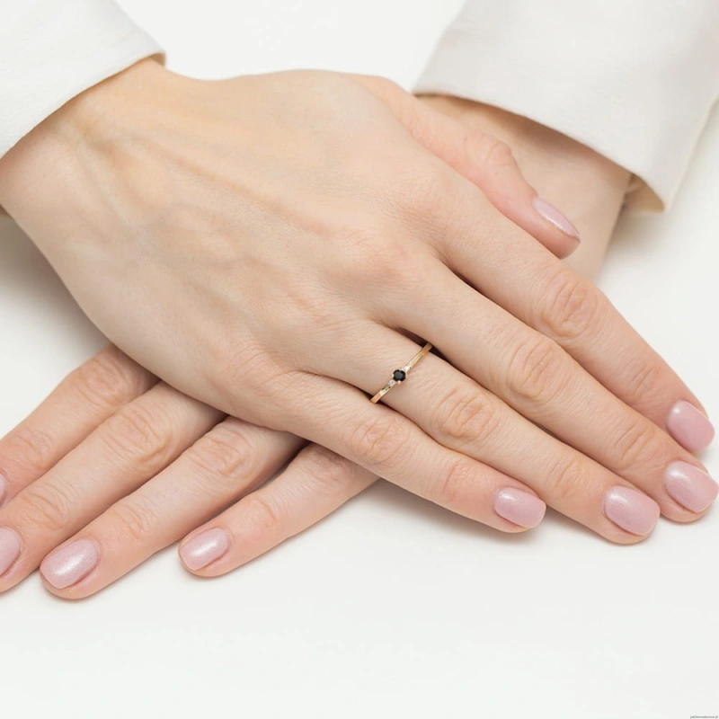 Pierścionek W0464 Czarny Diament 0,12ct żółte złoto