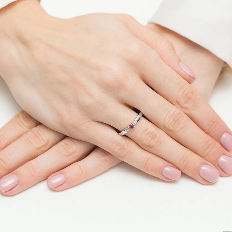 Pierścionek W0469 Rubin 0,15ct białe złoto