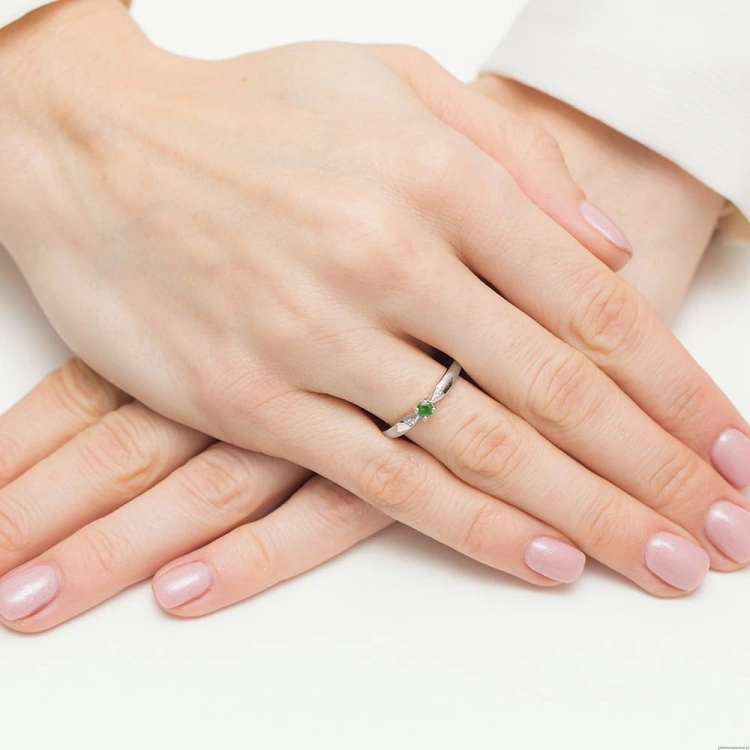 Pierścionek W0469 Szmaragd 0,15ct białe złoto
