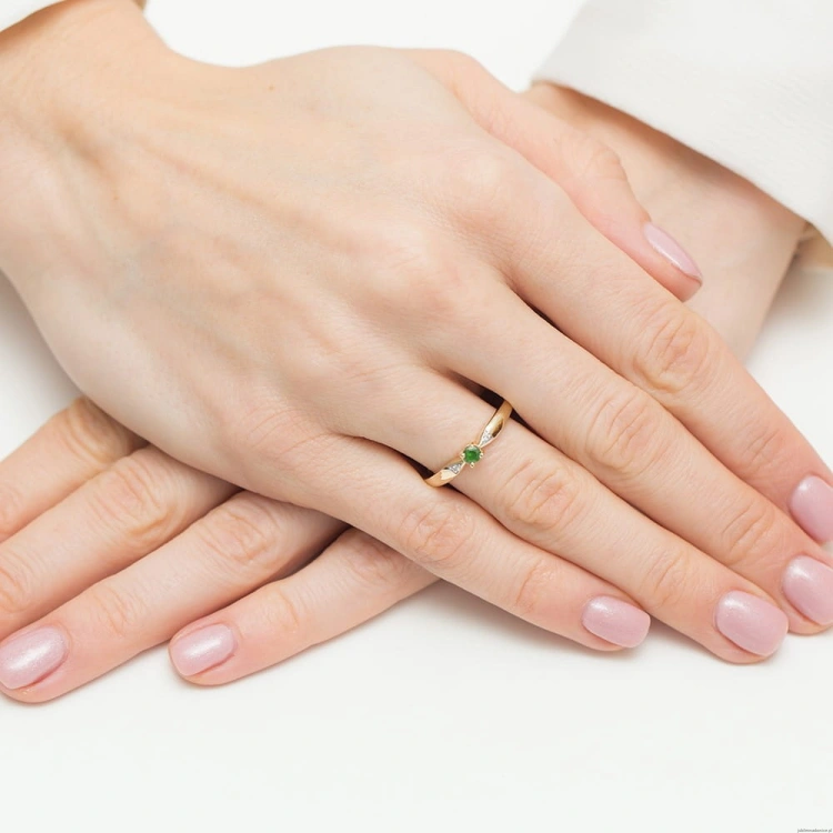 Pierścionek W0469 Szmaragd 0,15ct żółte złoto
